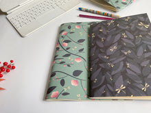 Carica l'immagine nel visualizzatore di Gallery, Quaderno Maxi - Magnolie e Libellule