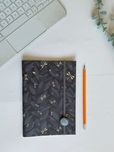 Load image into Gallery viewer, Quaderno A5 + Segnalibro (Libellule)