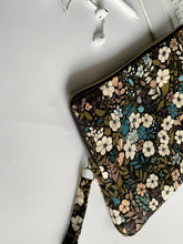 Load image into Gallery viewer, Custodia per Tablet/iPad (senza tasche) - Flower Harwest