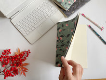 Carica l'immagine nel visualizzatore di Gallery, Quaderno Maxi - Magnolie e Libellule