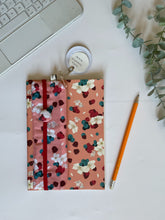 Load image into Gallery viewer, Quaderno A5 + Segnalibro + Astuccio Mini (Lamponi e Mirtilli)