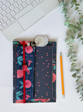 Carica l'immagine nel visualizzatore di Gallery, Quaderno A5 + Quaderno Maxi + Segnalibro + Astuccio mini (Melograno)