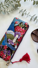 Carica l'immagine nel visualizzatore di Gallery, Astuccio trapuntato (Porta occhiali) - Pavone fucsia (Nippori)