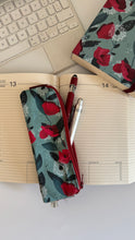 Carica l'immagine nel visualizzatore di Gallery, Astuccio con elastico per agende Pocket (mini mini) - Papaveri