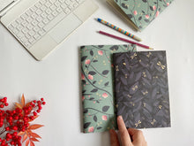 Carica l'immagine nel visualizzatore di Gallery, Quaderno Maxi - Magnolie e Libellule