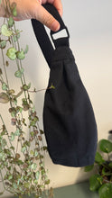 Carica l'immagine nel visualizzatore di Gallery, Piccolo difetto Moon Bag - Nera /Gingko (Nippori)