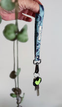 Carica l'immagine nel visualizzatore di Gallery, Portachiavi - Magnolie e Libellule