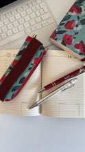 Carica l'immagine nel visualizzatore di Gallery, Astuccio con elastico per agende Pocket (mini mini) - Papaveri