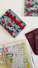 Carica l'immagine nel visualizzatore di Gallery, Porta Passaporto - Papaveri e Soffioni (interno rosso)