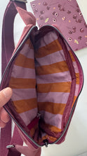 Carica l'immagine nel visualizzatore di Gallery, Marsupio Tamalito (taglia S/M) - Rosa scuro/righe Cammello e glicine (Stripes)