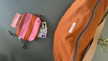 Carica l'immagine nel visualizzatore di Gallery, Moon Bag - terracotta/righe rosa e ruggine (Stripes)
