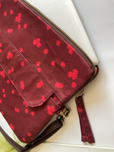 Load image into Gallery viewer, DIFETTO - Custodia per Laptop 13’’ / 14’’/ 15’’ (con tracolla e tasca esterna) - Lamponi