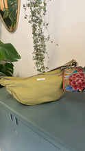 Carica l'immagine nel visualizzatore di Gallery, Moon Bag - verde acido /Airone (Nippori)