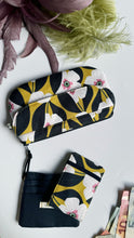 Carica l'immagine nel visualizzatore di Gallery, Pocket Pochette (Maxi)  con tasca - Margherite grandi
