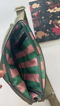 Carica l'immagine nel visualizzatore di Gallery, Marsupio Tamalito (taglia S/M) - Verde Militare/righe Rosa e verde (Stripes)