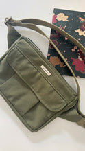Carica l'immagine nel visualizzatore di Gallery, Marsupio Tamalito (taglia S/M) - Verde Militare/righe Rosa e verde (Stripes)