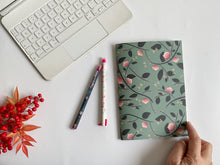 Carica l'immagine nel visualizzatore di Gallery, Quaderno Maxi - Magnolie e Libellule