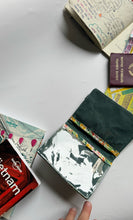 Carica l'immagine nel visualizzatore di Gallery, Porta Passaporto - Garden Flowers