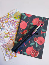 Carica l'immagine nel visualizzatore di Gallery, Quaderno A5 + Quaderno Maxi + Birillo (Chicchi di Melograno)