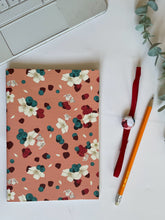 Carica l'immagine nel visualizzatore di Gallery, Quaderno A5 + Segnalibro (Lamponi e Mirtilli)