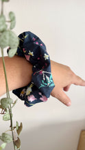 Carica l'immagine nel visualizzatore di Gallery, Scrunchie - Fiori Blue