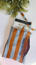 Load image into Gallery viewer, Custodia per libri (standard) - Cammello & Grigio (Stripes)