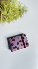 Carica l'immagine nel visualizzatore di Gallery, Pocket Pochette (Mini) + Pocket Card - Ciliegie Lilla