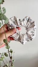 Carica l'immagine nel visualizzatore di Gallery, Scrunchie - Letterine