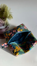Carica l'immagine nel visualizzatore di Gallery, Mini trousse - Garden Flowers Blue
