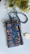 Carica l'immagine nel visualizzatore di Gallery, Astuccio porta cellulare - Shitamachi