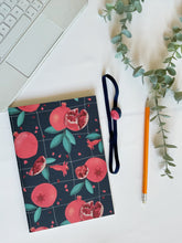 Carica l'immagine nel visualizzatore di Gallery, Quaderno A5 + Segnalibro (Melograno)