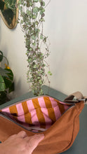Carica l'immagine nel visualizzatore di Gallery, Moon Bag - terracotta/righe rosa e ruggine (Stripes)