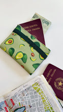 Carica l'immagine nel visualizzatore di Gallery, Porta Passaporto - Avocado