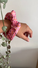 Carica l'immagine nel visualizzatore di Gallery, Scrunchie - Geometrica Rosa