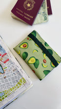 Carica l'immagine nel visualizzatore di Gallery, Porta Passaporto - Avocado