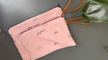 Carica l'immagine nel visualizzatore di Gallery, Gocce pochette Media (idrorepellente) - Arcobaleno