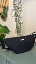 Carica l'immagine nel visualizzatore di Gallery, Piccolo difetto Moon Bag - Nera /Gingko (Nippori)