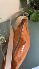 Carica l'immagine nel visualizzatore di Gallery, Moon Bag - terracotta/righe rosa e ruggine (Stripes)