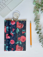 Load image into Gallery viewer, Quaderno A5 + Segnalibro + Astuccio Mini (Melograno)