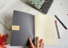 Carica l'immagine nel visualizzatore di Gallery, Porta Passaporto + Travel Journal - Magnolie e Libellule