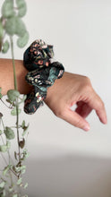 Carica l'immagine nel visualizzatore di Gallery, Scrunchie - Autumn