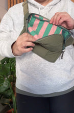 Carica l'immagine nel visualizzatore di Gallery, Marsupio Tamalito (taglia S/M) - Verde Militare/righe Rosa e verde (Stripes)
