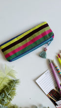 Carica l'immagine nel visualizzatore di Gallery, Astuccio - Righe Colorate