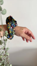 Carica l'immagine nel visualizzatore di Gallery, Scrunchie - Garden Flowers Blue