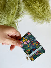 Carica l'immagine nel visualizzatore di Gallery, Pocket card - Garden Flowers Blue