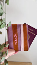 Load image into Gallery viewer, Porta Passaporto - Malva & Cammello (Stripes)