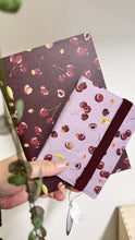 Carica l'immagine nel visualizzatore di Gallery, Porta Passaporto + Travel Journal - Ciliegie Lilla