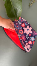 Carica l'immagine nel visualizzatore di Gallery, Gocce Pochette Maxi (idrorepellente) - Fiori