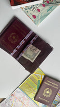 Carica l'immagine nel visualizzatore di Gallery, Porta Passaporto + Travel Journal - Ciliegie Lilla