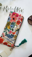 Load image into Gallery viewer, Astuccio trapuntato (Porta occhiali) - Garden Flowers